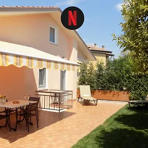 Millyholidays - Sunflower - Center - Nearby - Private Garden - Pool Apartment